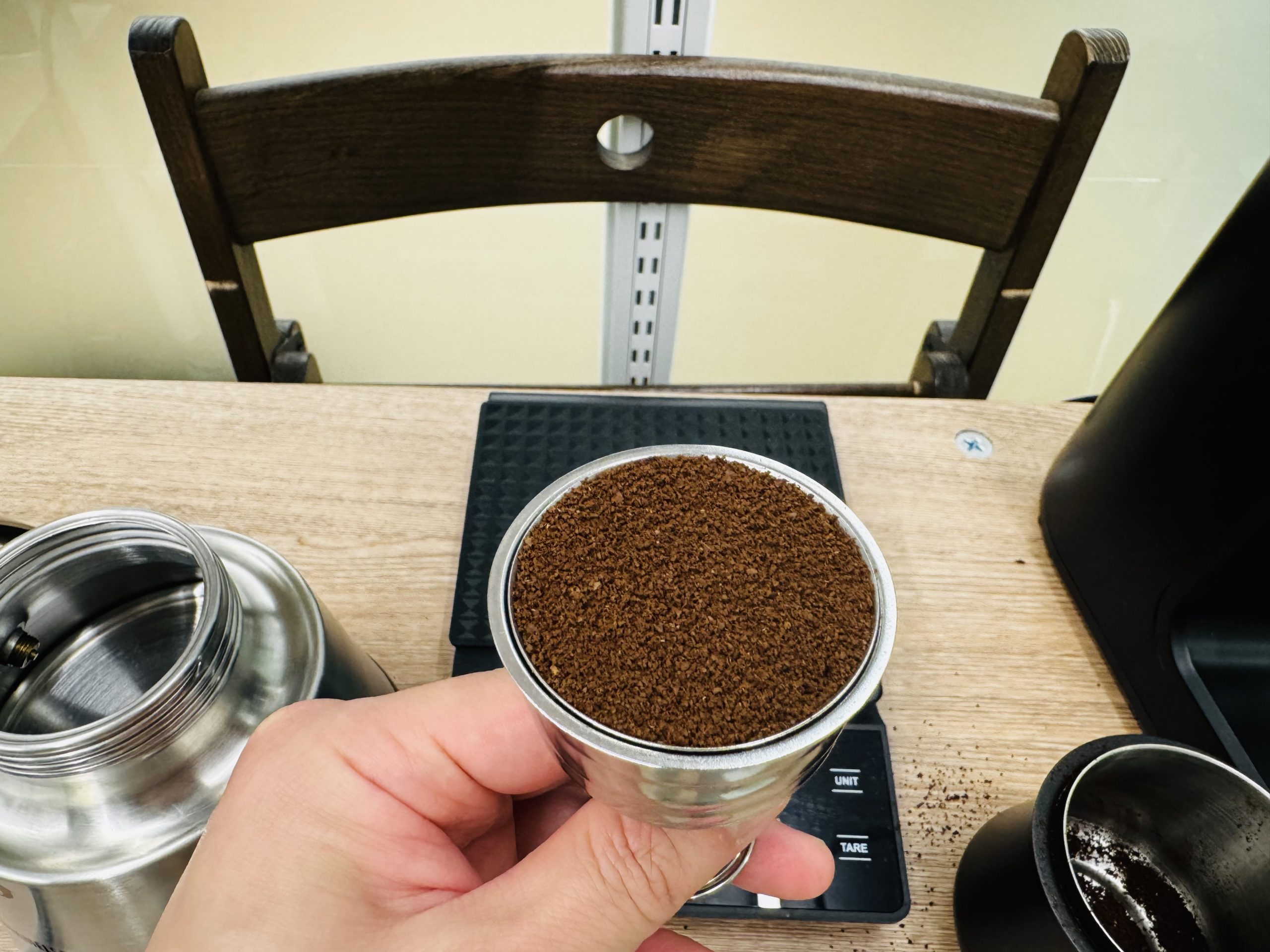 모카포트 분쇄 커피 담기